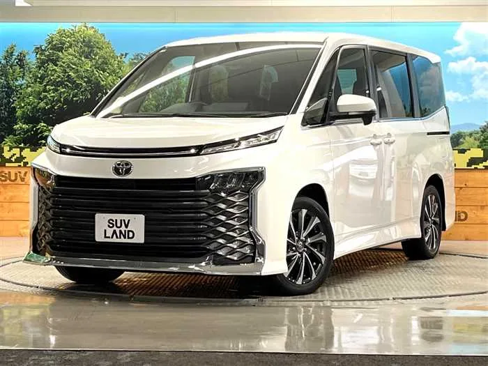 Toyota Voxy 2022 — фото 1, купить с доставкой в Москву