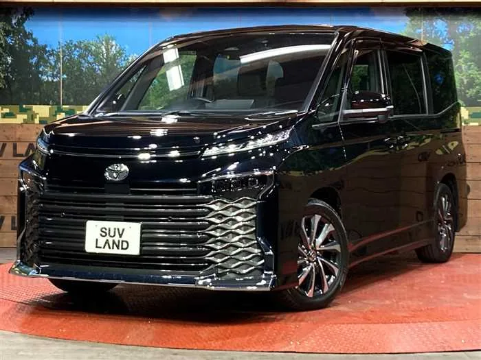 Toyota Voxy 2022 — фото 1, купить с доставкой в Москву