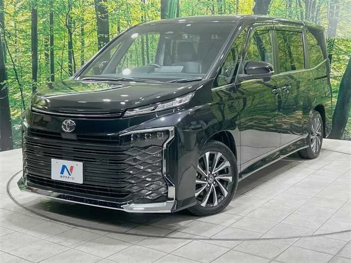 Toyota Voxy 2023 — фото 1, купить с доставкой в Москву