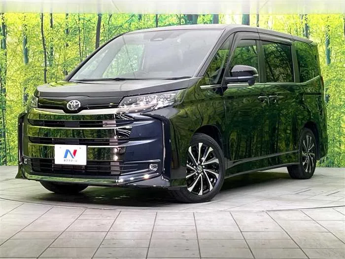 Toyota Noah 2023 — фото 1, купить с доставкой в Москву