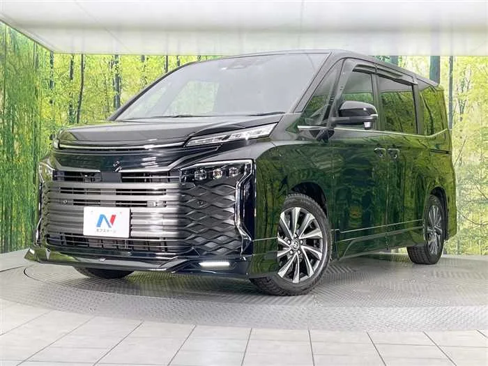 Toyota Voxy 2023 — фото 1, купить с доставкой в Москву