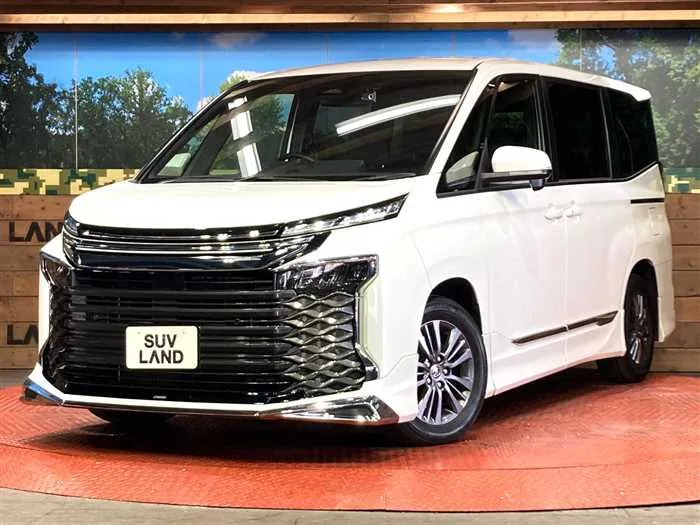 Toyota Voxy 2023 — фото 1, купить с доставкой в Москву