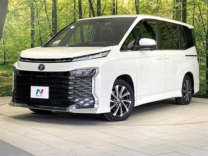 Toyota Voxy 2023 — фото 1, купить с доставкой в Москву