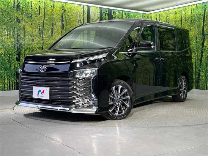 Toyota Voxy 2023 — фото 1, купить с доставкой в Москву
