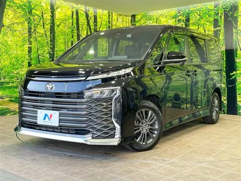 Toyota Voxy 2023 купить в Москве