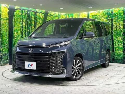 Toyota Voxy 2023 купить в Москве