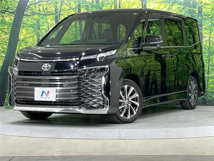 Toyota Voxy 2023 — фото 1, купить с доставкой в Москву
