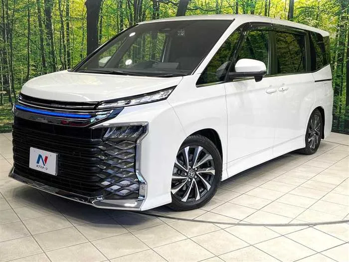 Toyota Voxy 2023 — фото 1, купить с доставкой в Москву