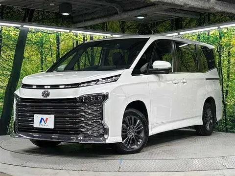 Toyota Voxy 2025 купить в Москве