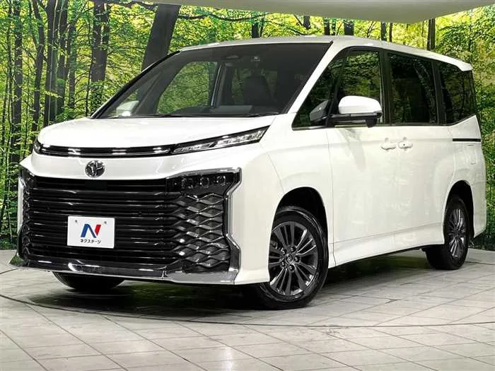 Toyota Voxy 2025 — фото 1, купить с доставкой в Москву