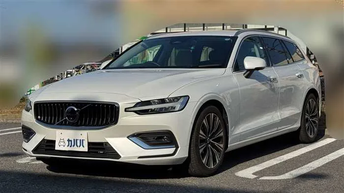 Volvo V60 B4 2023 — фото 1, купить с доставкой в Москву