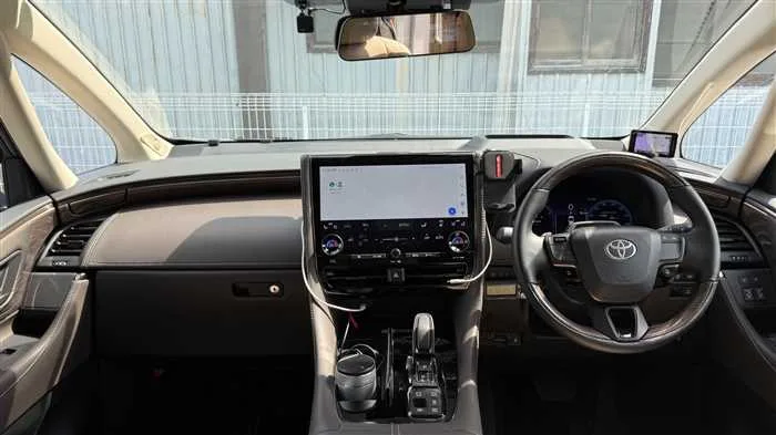 Toyota Alphard E-Four 2024 — миниатюра 5