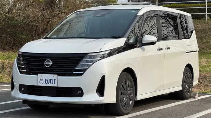Nissan Serena e-Power XV 2023 — фото 1, купить с доставкой в Москву