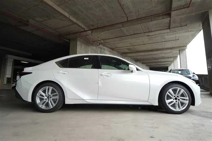 Lexus IS BRAND NEW IS300h EXECUTIVE 2025 — миниатюра 3