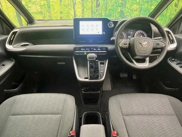 Toyota Voxy 2023 — миниатюра 2