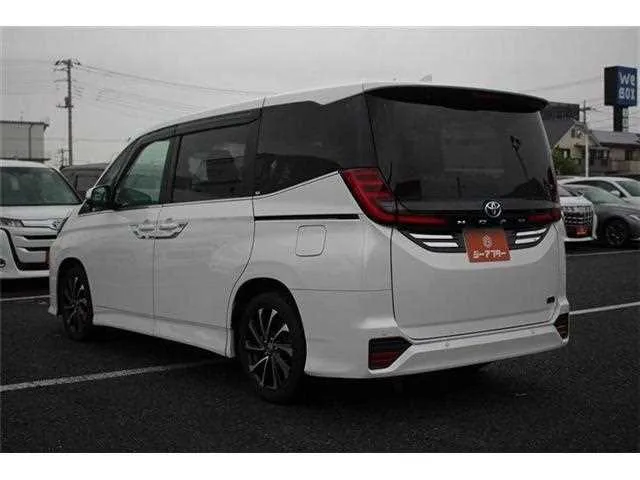 Toyota Noah 2022 — миниатюра 4