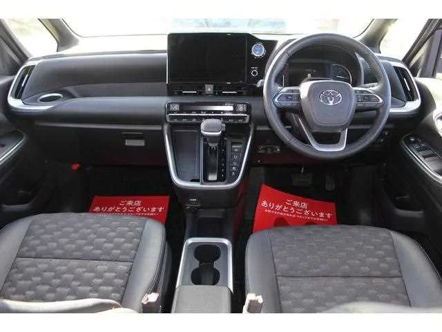 Toyota Voxy 2023 — миниатюра 2