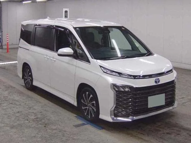 Toyota Voxy 2023 — фото 1, купить с доставкой в Москву
