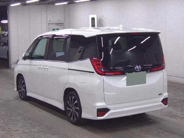 Toyota Noah 2024 — миниатюра 2