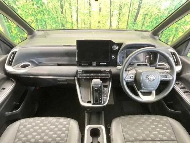 Toyota Voxy 2024 — миниатюра 2
