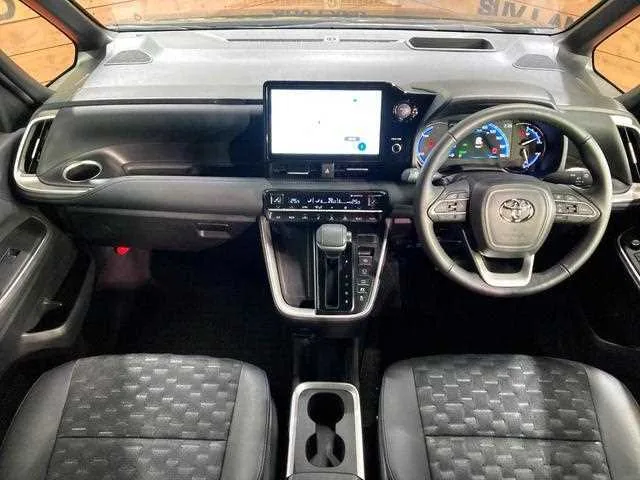 Toyota Voxy 2024 — миниатюра 2