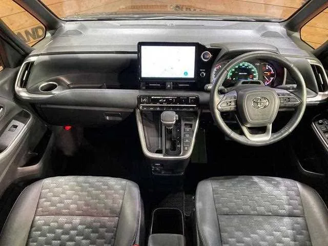 Toyota Voxy 2022 — миниатюра 2