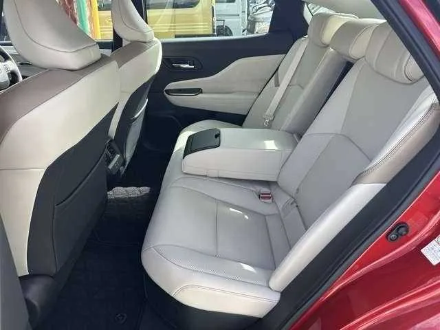 Toyota Crown Comfort 2022 — миниатюра 3