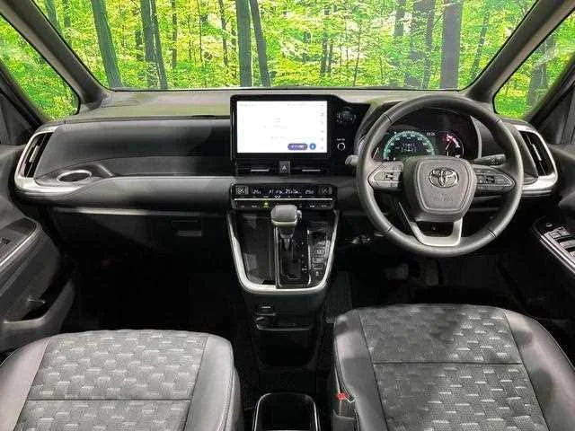 Toyota Voxy 2025 — миниатюра 2