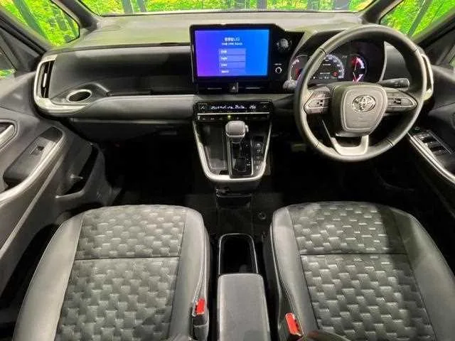 Toyota Voxy 2025 — миниатюра 2