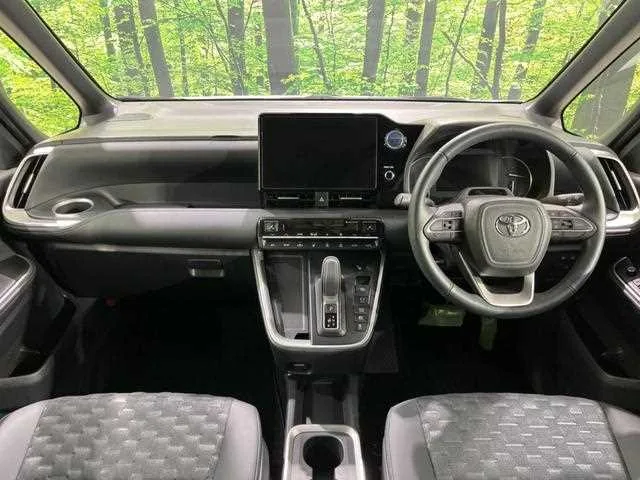 Toyota Voxy 2023 — миниатюра 2