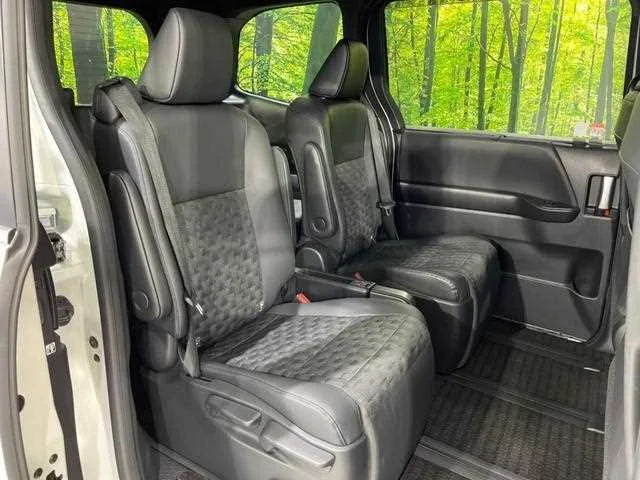 Toyota Voxy 2023 — миниатюра 5