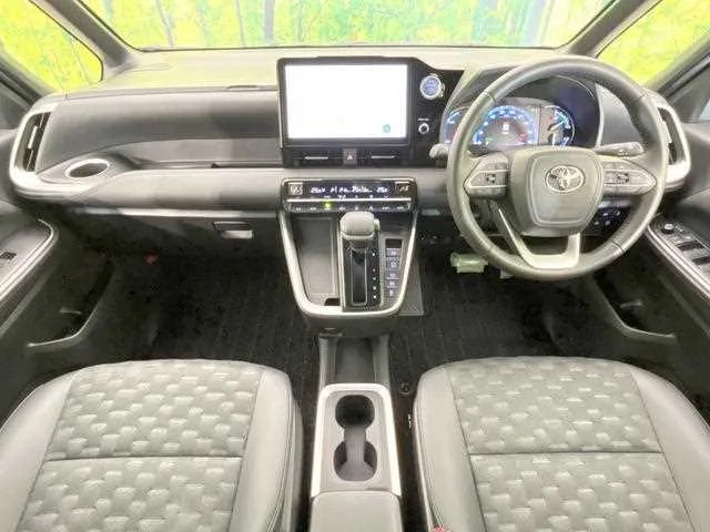 Toyota Voxy 2023 — миниатюра 2