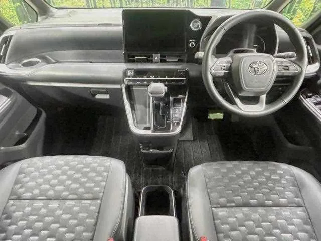 Toyota Voxy 2023 — миниатюра 2