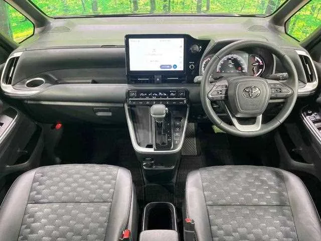 Toyota Voxy 2024 — миниатюра 2
