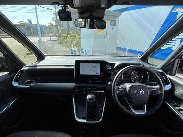 Toyota Voxy 2023 — миниатюра 2
