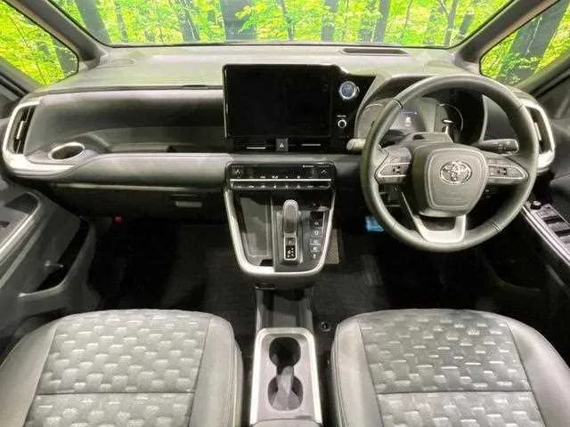 Toyota Voxy 2022 — миниатюра 2