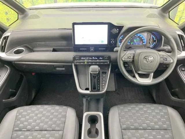 Toyota Voxy 2025 — миниатюра 2