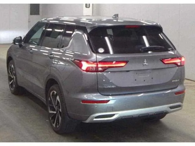 Mitsubishi Outlander 2023 — миниатюра 5