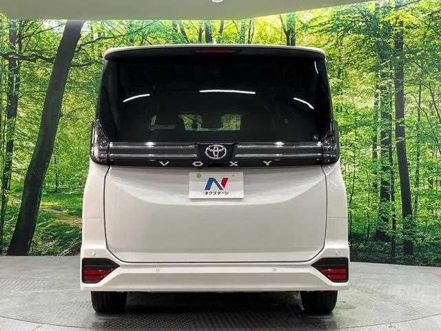 Toyota Voxy 2022 — миниатюра 2