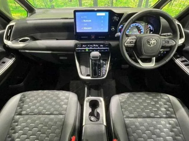 Toyota Voxy 2025 — миниатюра 2