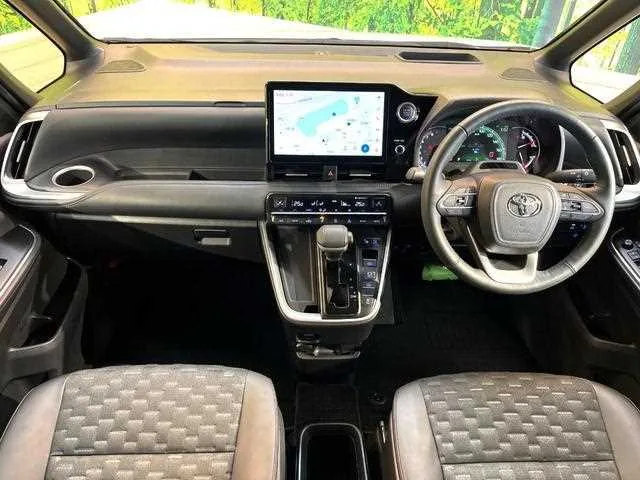 Toyota Voxy 2022 — миниатюра 2