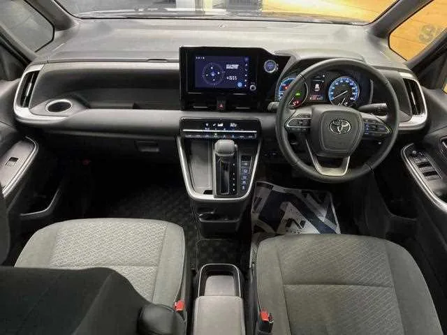 Toyota Voxy 2023 — миниатюра 2