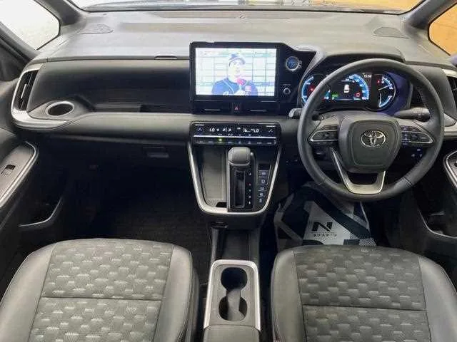 Toyota Voxy 2023 — миниатюра 2
