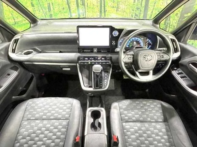 Toyota Voxy 2023 — миниатюра 2