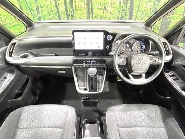 Toyota Noah 2022 — миниатюра 2