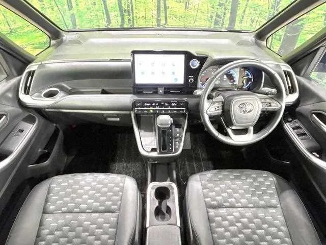 Toyota Voxy 2022 — миниатюра 2