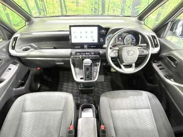 Toyota Voxy 2023 — миниатюра 2