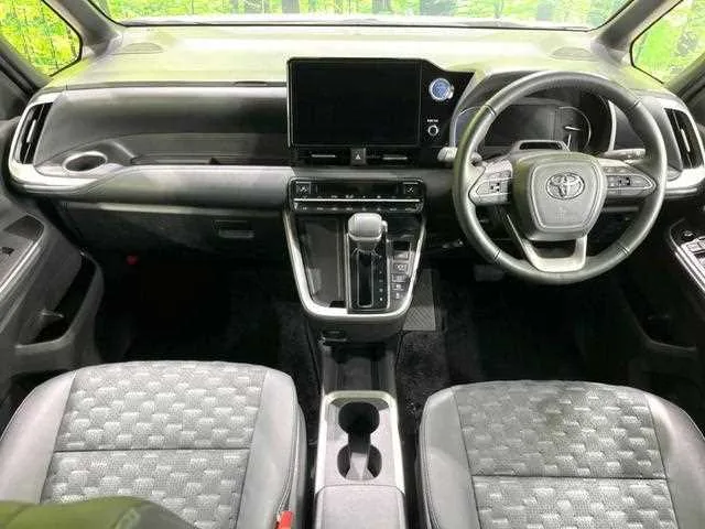Toyota Voxy 2023 — миниатюра 2