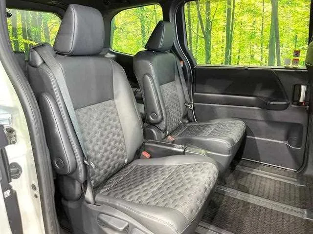 Toyota Voxy 2024 — миниатюра 3