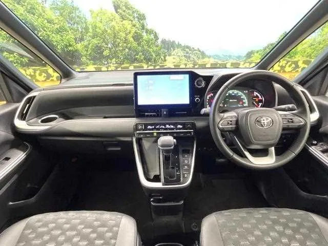 Toyota Voxy 2022 — миниатюра 2
